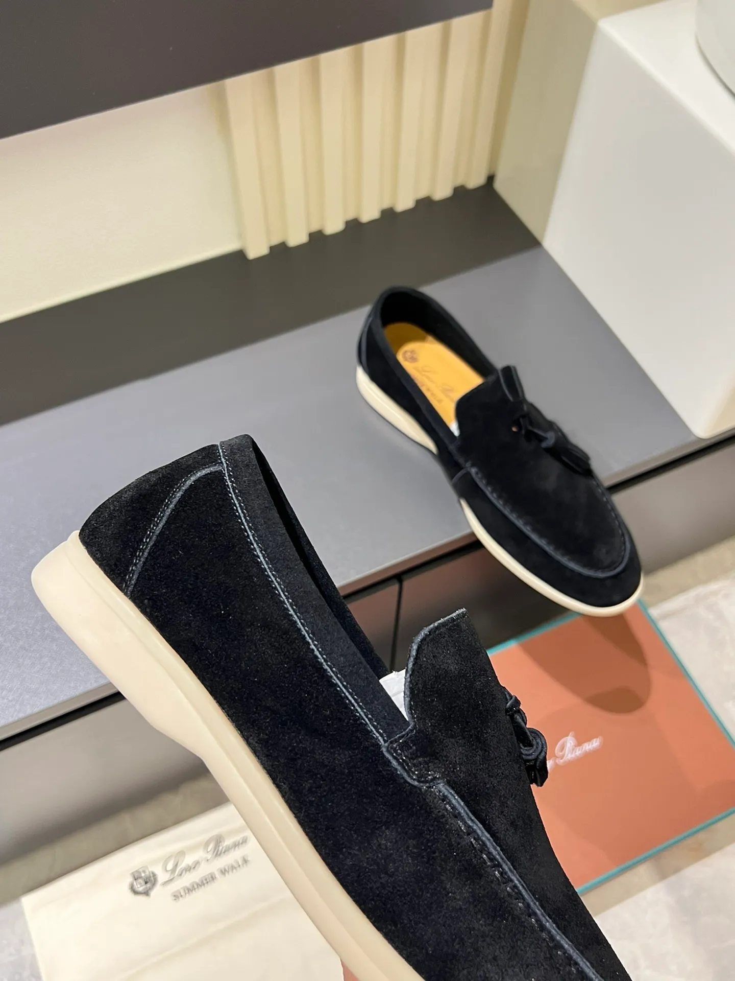 Men's shoes 💰p360 "Loro men's shoes 💰pian'*" Classic L men's shoes for couples 💰p Top version British flat loafers, a must-have item in old money style, the minimalist design is eye-catching and durable, a plus point for dressing The soft foot feel and texture are outstanding. They don’t scratch your feet and are very nice. They are matched with soft and waxy soles. They can be worn daily for a long time without getting tired. They are easy to wear, versatile and classic items, with perfect foot feel and texture! Imported cashmere fabric, the lining is made of imported A-grade water-dyed cow lining, the top version of the genuine leather midsole is sewn with pure handmade mark thread! Size: Female 35-40 (34. Customized) Male 38-44 (45.46. Customized)